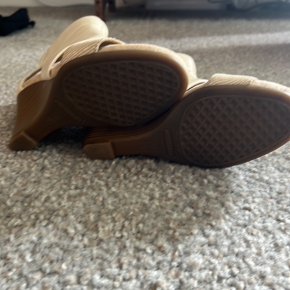 Aerosoles Heelrest High Gloss Heels - Picture 5 of 6